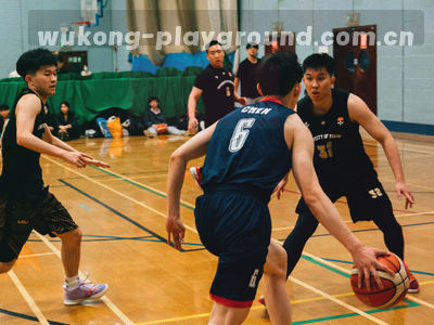 三名团队成员剪影站在一块大屏前，屏幕上可见射门统计与比赛数据流